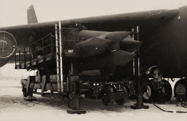 Фото 2. Шесть крылатых ракет AGM-129 подвешивались на межконтинентальный бомбардировщик B-52H пакетом прямо на пусковом пилоне с помощью спецмашины