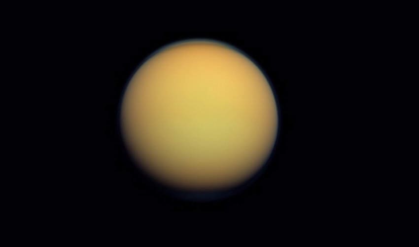 Титан: крупнейший спутник Сатурна
