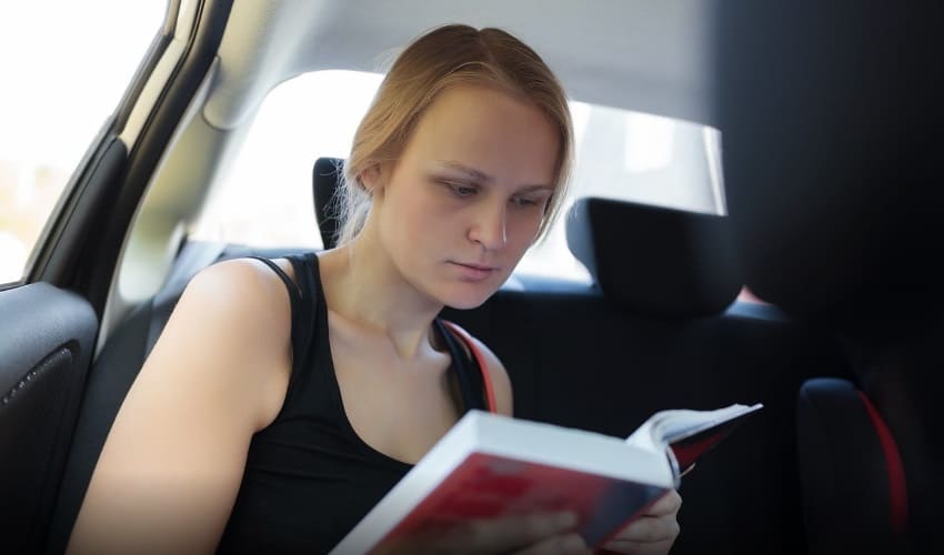 Почему некоторых людей укачивает, когда они читают в автомобиле?